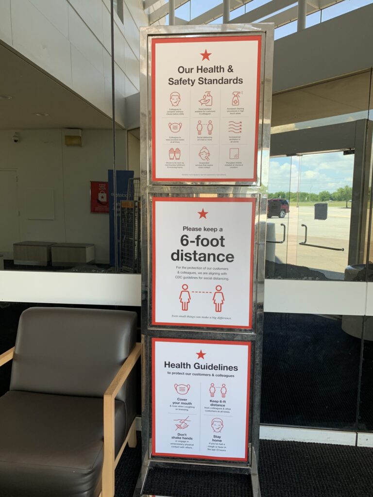 Macy'sの入り口のサイン。企業としてのCOVID-19への取り組みの説明。顧客にマスクの着用、握手など身体的接触の回避、ソーシャルディスタンス、また、体調不良の場合は店頭に来ないように注意書きがある。